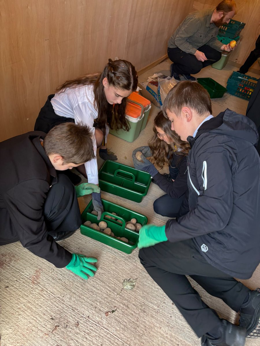 BellahoustonAc's tweet photo. 🌱🍎 Our S2/3 pupils had a fantastic first workshop at Dumfries House as part of Food for the Future! Today’s focus was food waste and storage, exploring simple ways we can make food last longer, reduce waste and make more sustainable choices. 
#TheKingsTrust https://t.co/tDtcyDSS8q