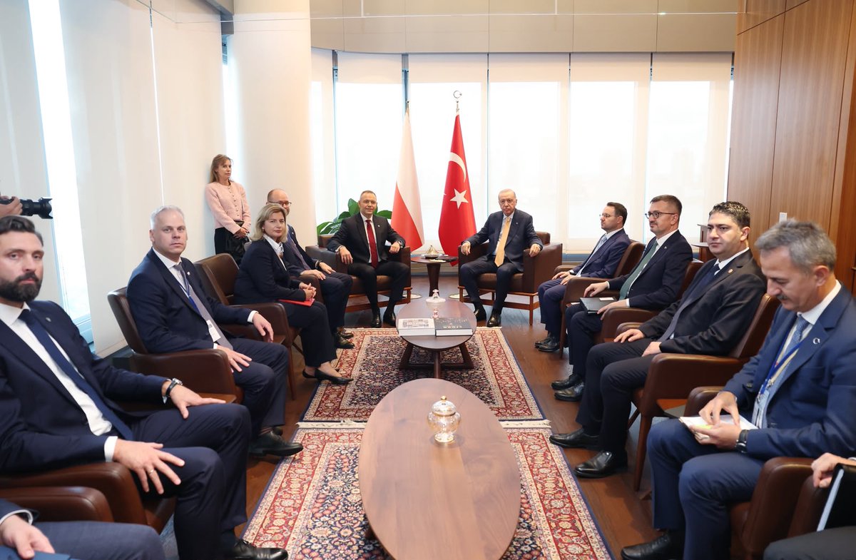 Akparti's tweet photo. Cumhurbaşkanımız Sayın Recep Tayyip Erdoğan, Polonya Cumhurbaşkanı Karol Nawrocki ile bir araya geldi. https://t.co/5qG6inwc7E
