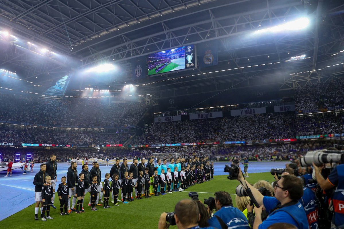 _gjr7's tweet photo. اللحظات الأخيرة قبل الدخول إلى المباراة. ريال مدريد بقيادة زين الدين زيدان يستعد لمواجهة يوفنتوس، والهدف واضح: الاحتفاظ بالكأس وتحقيق لقب أوروبي جديد.
#APorLa12 | #UCLFinal | #JuveReal https://t.co/8MGRgnmAJl