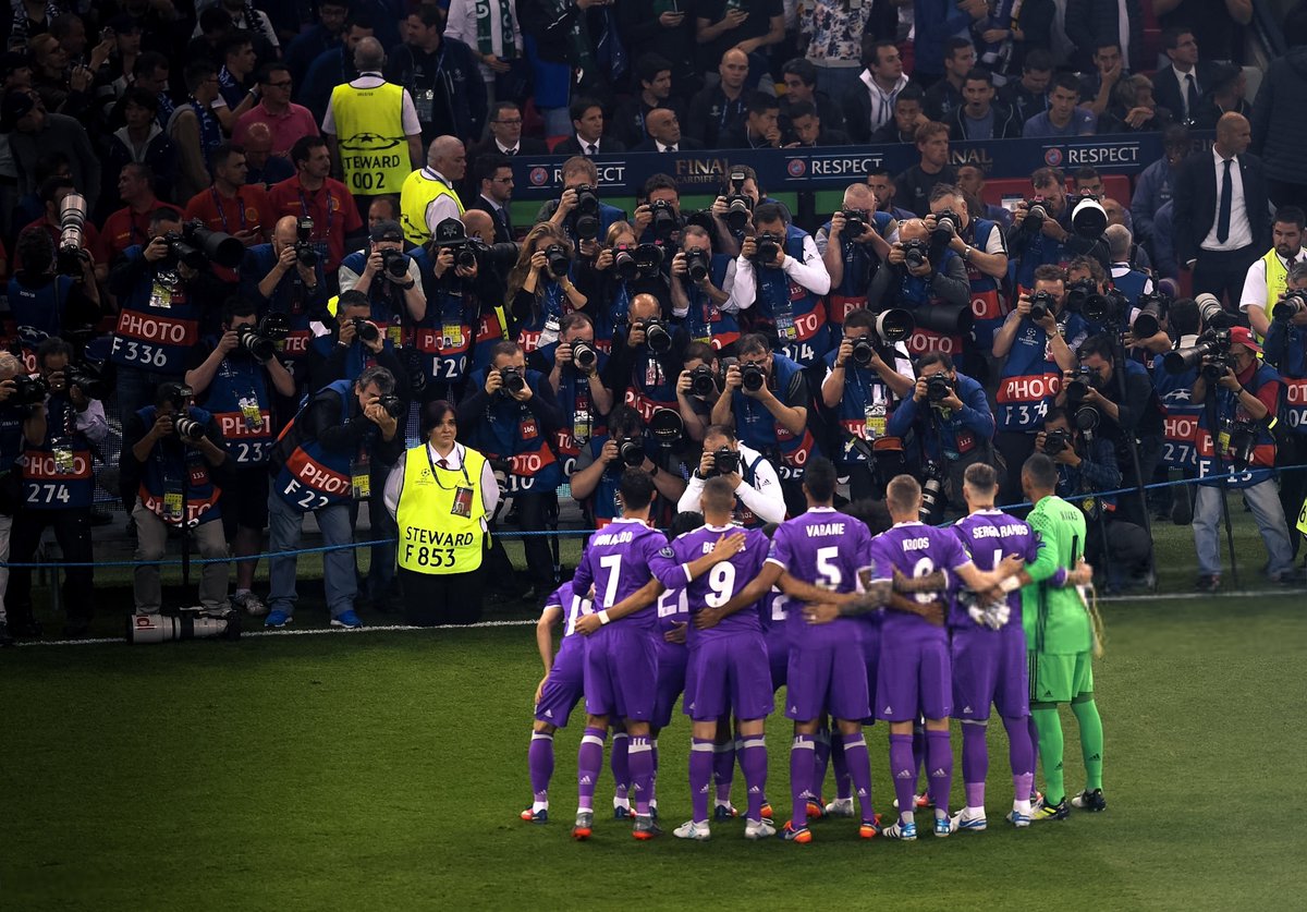 _gjr7's tweet photo. اللحظات الأخيرة قبل الدخول إلى المباراة. ريال مدريد بقيادة زين الدين زيدان يستعد لمواجهة يوفنتوس، والهدف واضح: الاحتفاظ بالكأس وتحقيق لقب أوروبي جديد.
#APorLa12 | #UCLFinal | #JuveReal https://t.co/8MGRgnmAJl
