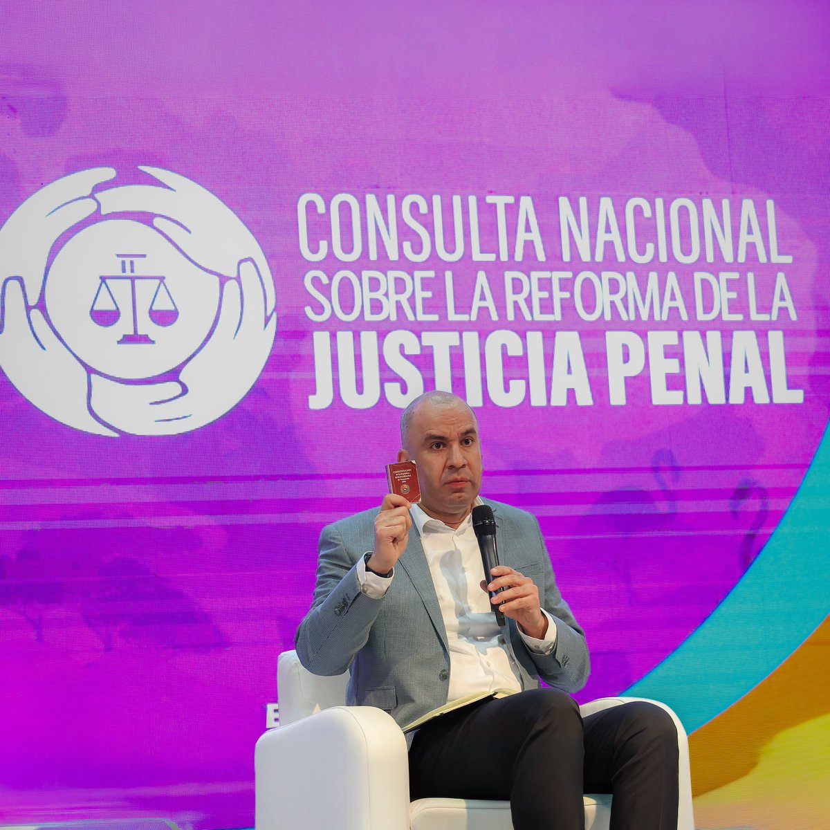 LarryDevoe's tweet photo. Instalamos en el estado Cojedes las mesas de trabajo de la Consulta Nacional sobre la Reforma de la Justicia Penal, en compañía de la Presidenta del TSJ, la Defensora del Pueblo, el Defensor Público General y el Ministro del Poder Popular para Servicios Penitenciarios. 

Agradezco especialmente al gobernador Alberto Galíndez @albertogalindez por respaldar y acompañar esta iniciativa de Estado. Su participación nos demuestra que el país se encuentra unido en el objetivo de transformar definitivamente nuestro sistema de justicia penal.

Asimismo, doy la bienvenida al equipo de la Oficina del Alto Comisionado de Naciones Unidas para los Derechos Humanos quienes nos acompañaron en esta productiva jornada de debate colectivo. 

Apegados a la Constitución, impulsamos una consulta abierta, transparente e inclusiva donde el pueblo es el actor principal.  

Escuchar a todos los sectores nos permite trazar un diagnóstico real de nuestras fortalezas y debilidades, adoptando medidas en tiempo real para edificar el modelo que el país demanda.

Invito a todos los sectores a sumarse a este despliegue en cada municipio de Venezuela para construir, desde la participación activa, el futuro de la justicia penal de nuestro país. 

#JusticiaPenal #ConsultaNacional #Cojedes #Venezuela #Encuentro
