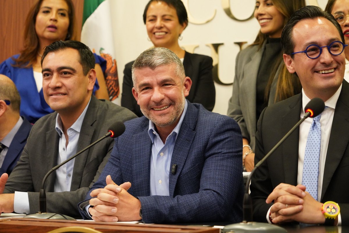 mauriciotabe's tweet photo. Fui al @Congreso_CdMex para impulsar que los desarrolladores cumplan de verdad con las medidas de mitigación en las colonias donde construyen.

Hoy pasa al revés: primero hacen su desarrollo y después tenemos que corretearlos para que cumplan con obras que retribuyan a la comunidad, como reiluminaciones o repavimentaciones.
