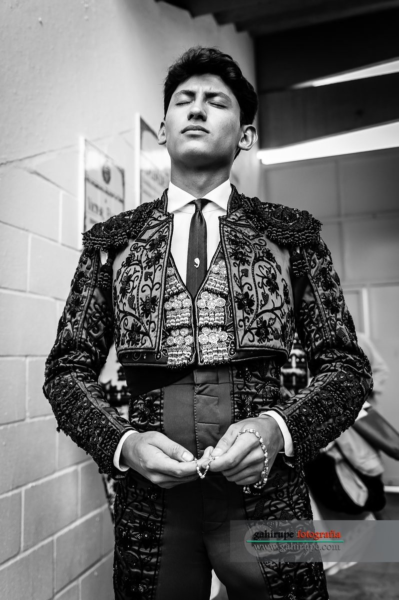 gahirupe's tweet photo. 3 ángulos diferentes de un mismo momento de Emiliano #Osornio en el patio antes de iniciarse el tercer festejo del #AlfarerodeOro 2026 en @Villasecatoros 
#gahirupefotografia https://t.co/3zTz6oVNFv