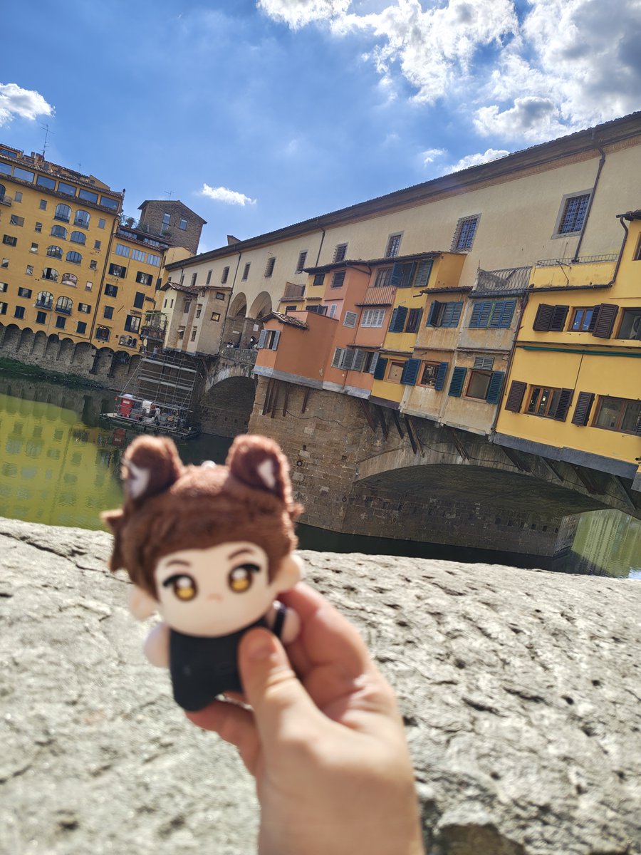 Adephone_'s tweet photo. Slowly, I'm showing Valko around Italy. The photo in Rome was taken at the beginning of July, in fact I had nothing except the official images, the plushies didn't even EXIST yet xD. It took me forever to take a pseudo photo with my very poor photography skills

#全世界都爱敖尹 #BringValkoBack #ValkoIsLoved
