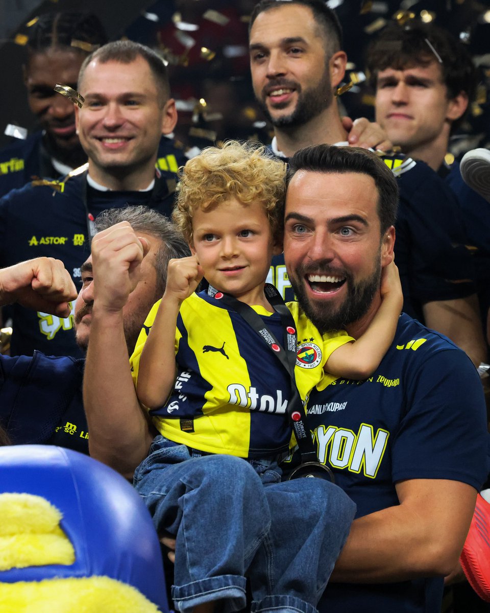 FBBasketbol's tweet photo. Babadan oğula… 💛💙🏆
@melihmahmutoglu 

#YellowLegacy https://t.co/tVymeKtYXm