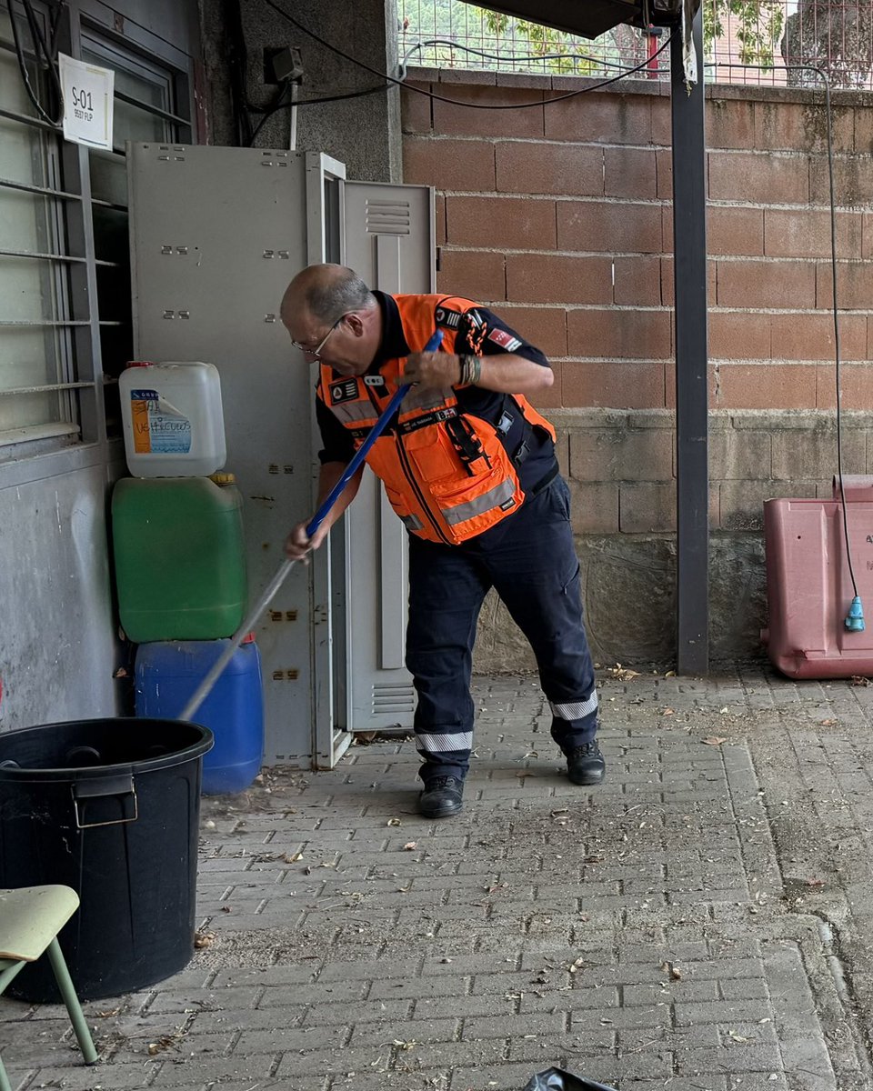 PCivilMoral's tweet photo. Semana de preparativos intensos 🚑🔧 Vehículos revisados, material listo y base preparada para el dispositivo de las #FiestasMoral2026. Nuestros voluntarios, siempre los primeros en llegar y los últimos en irse.

#lasprotescuentan #ProtecciónCivil #Moralzarzal https://t.co/hiDRk38WMy