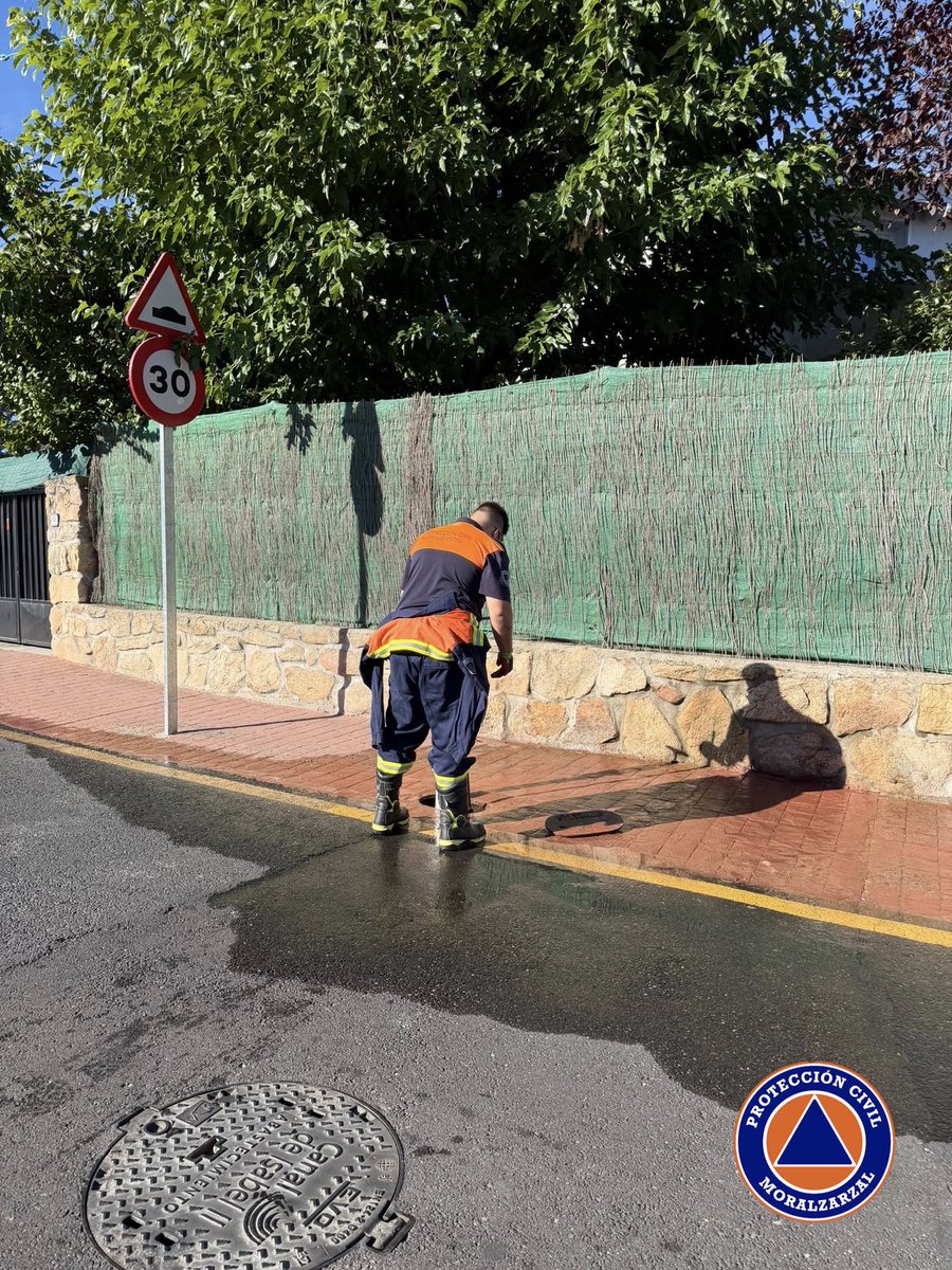 PCivilMoral's tweet photo. Semana de preparativos intensos 🚑🔧 Vehículos revisados, material listo y base preparada para el dispositivo de las #FiestasMoral2026. Nuestros voluntarios, siempre los primeros en llegar y los últimos en irse.

#lasprotescuentan #ProtecciónCivil #Moralzarzal https://t.co/hiDRk38WMy