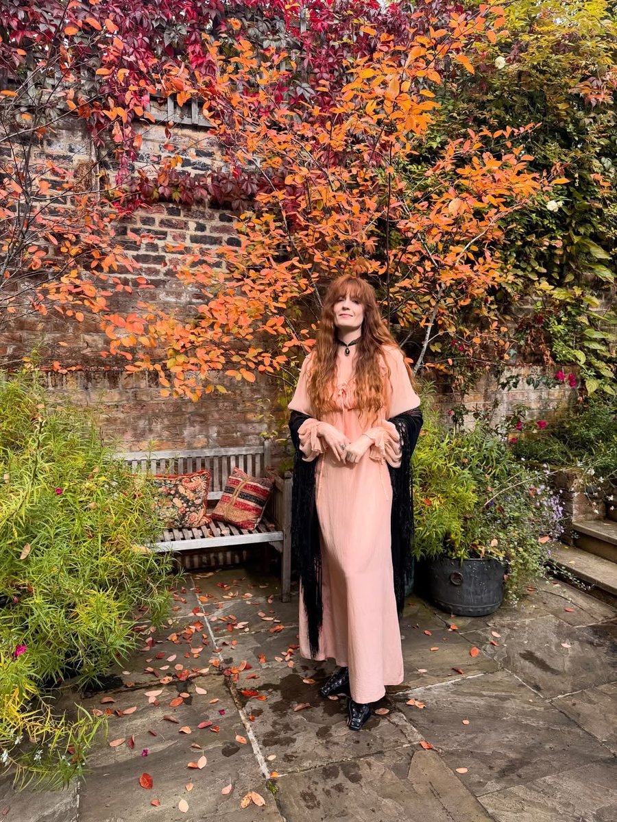 gagaforgraham's tweet photo. goodbye flosummer, hello floautumn <3 https://t.co/P2jU4cTKXP