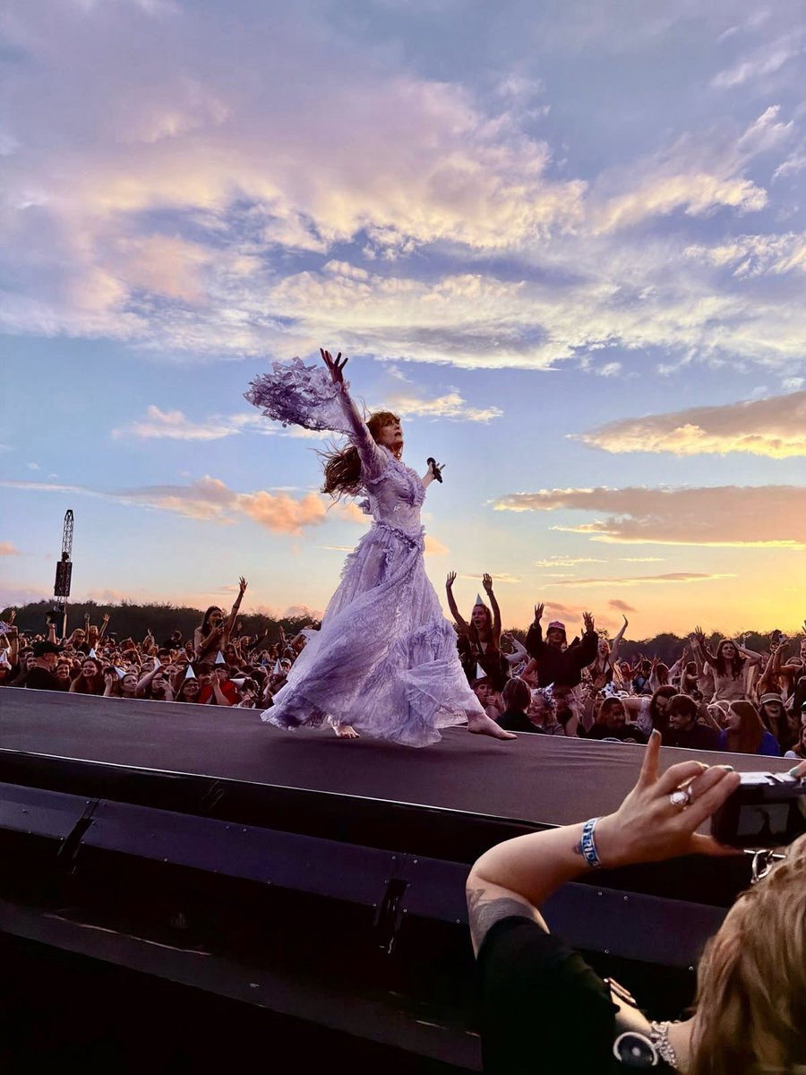 gagaforgraham's tweet photo. goodbye flosummer, hello floautumn <3 https://t.co/P2jU4cTKXP