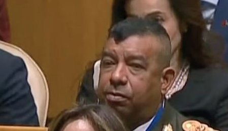Luisrgrb65's tweet photo. Está lacra llegó a EEUU con una Bolina Roja, cual Chavista . Que bueno que Trump le pasó el 🥚🥚🥚 por la cara y lo humilló cuando se refirió al supuesto ejército de Venezuela que en realidad son una cuerda de famélico arrastrados al CHAVISMO, Buenos para nada y solo saben robar https://t.co/ThhnREejiO