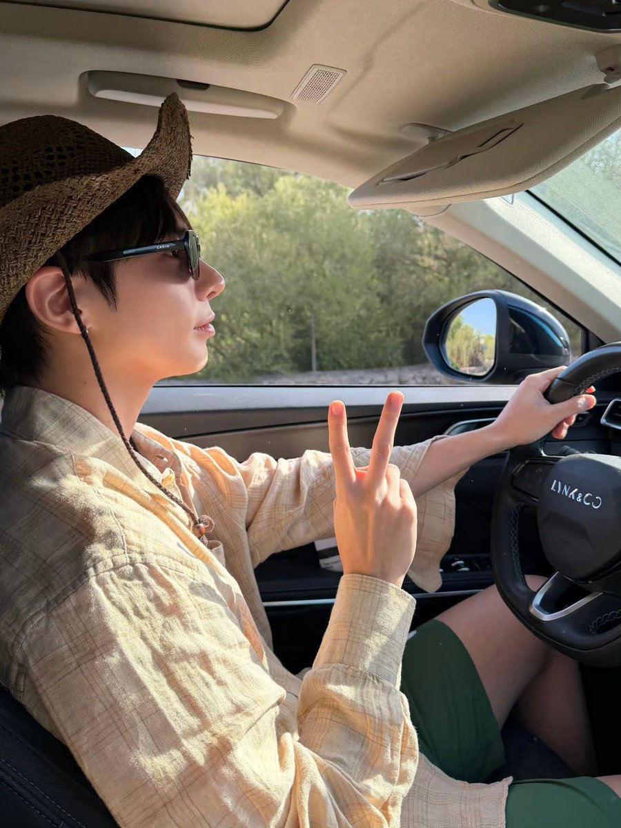 arenbleus's tweet photo. escapadita en pueblos mallorquines con mi novio kang taehyun #real https://t.co/KcvHyWrl1I