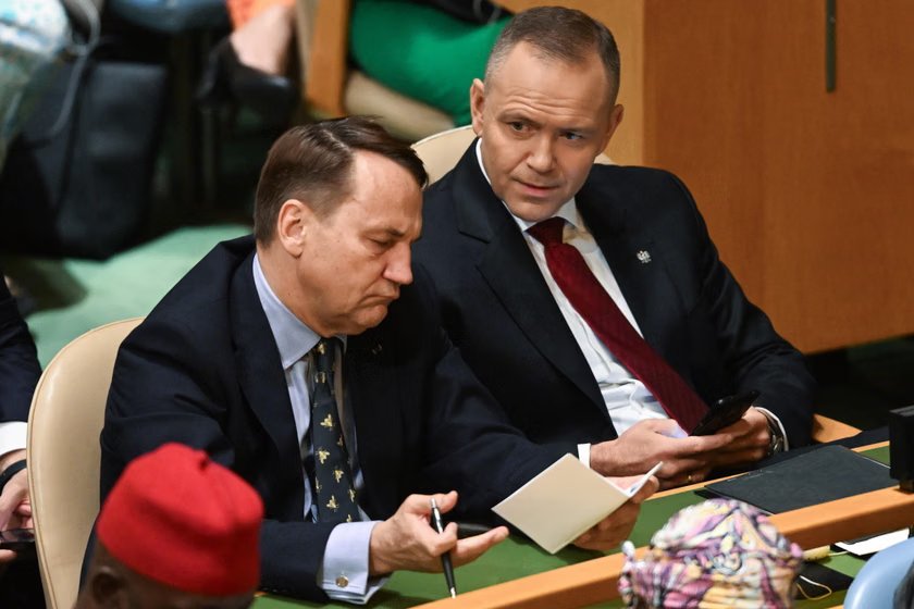 PolitycznymOkie's tweet photo. Jak w DWÓCH słowach skonkludowalibyście to zdjęcie? https://t.co/49p05uzQFn