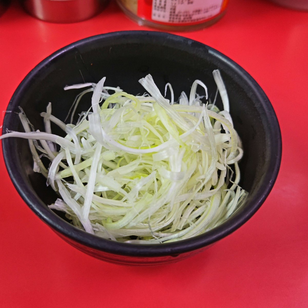 nog12451's tweet photo. ＃家系ラーメン 総本山 ＃吉村家 直系を啜る
先日の晩飯は ＃富山県 ＃魚津市『＃はじめ家』さん初見
チャーシューメン大
のり
タレなしネギ
ライス
をオーダー
ふとぅ・濃いめ・ 多め、白をコール
着丼キタァーッ!?
ずるぽ♪ずるぽ♪
美味いね
来た甲斐があるわぬ
＃酒井製麺 の麺は茹でふとぅが好き https://t.co/hA1QjYZLq2