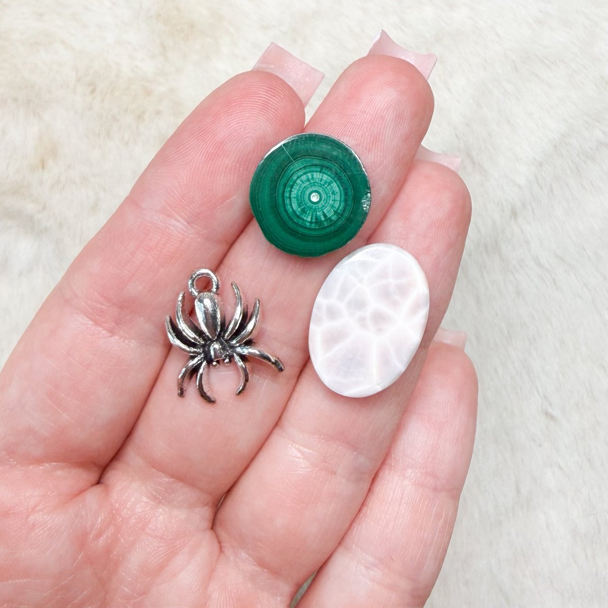 mildhippie's tweet photo. 3 new pendants &amp; 2 super rare custom spiderweb pendants are on my shop right now 👀☀️🌻🕸️ hurry, everything’s one of a kind!! https://t.co/If5SbH9VLK