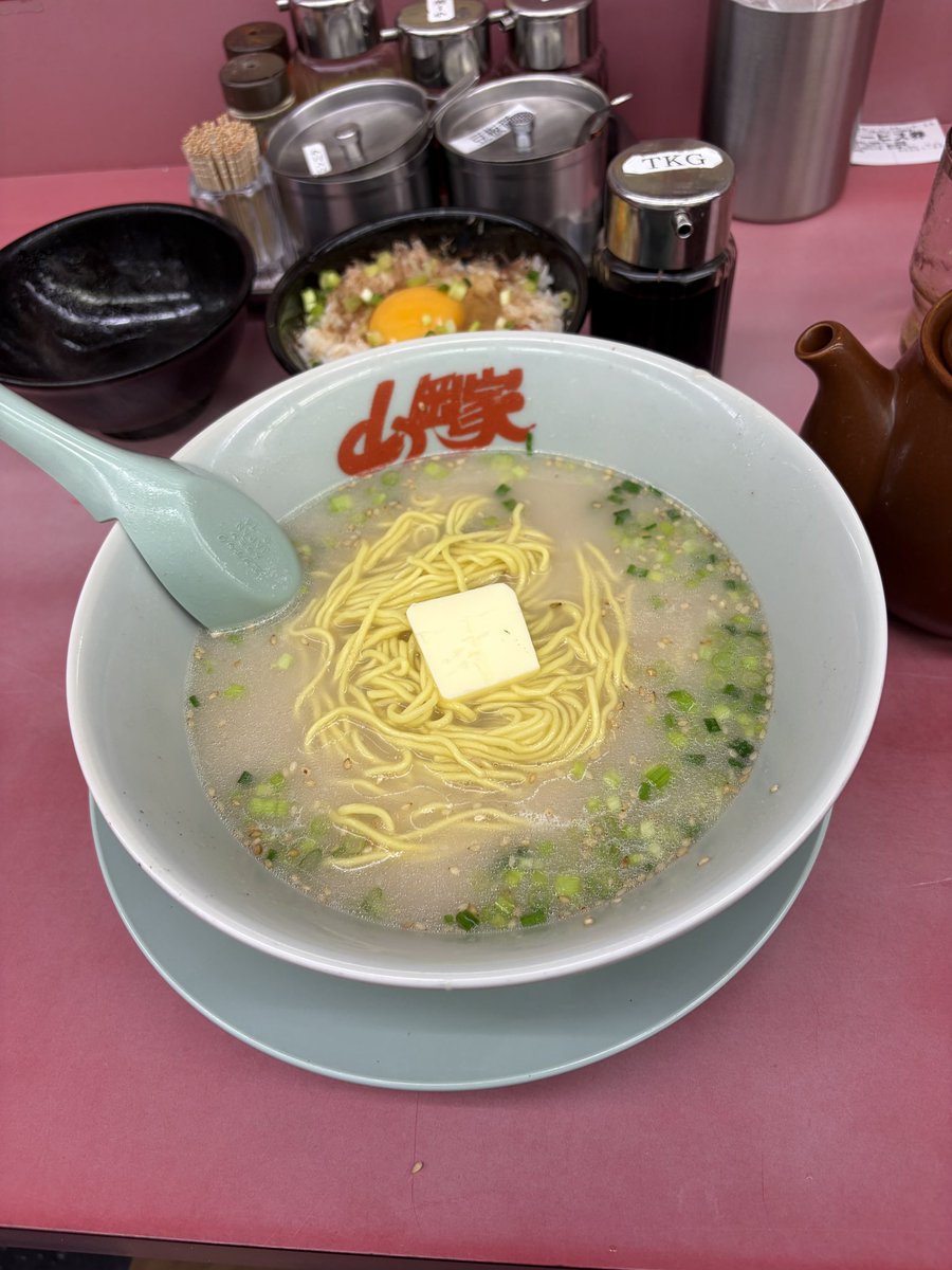 daihuku_shigeu's tweet photo. 朝ラー、朝岡家でした。
山岡家千葉中央区店にて、朝ラーメン、麺かため、あぶら抜き、味うすめ、割スープ、バター別皿トッピング、玉子かけごはん、替え玉です。
朝岡家フルコースでした。 https://t.co/5IDXu6l9JX