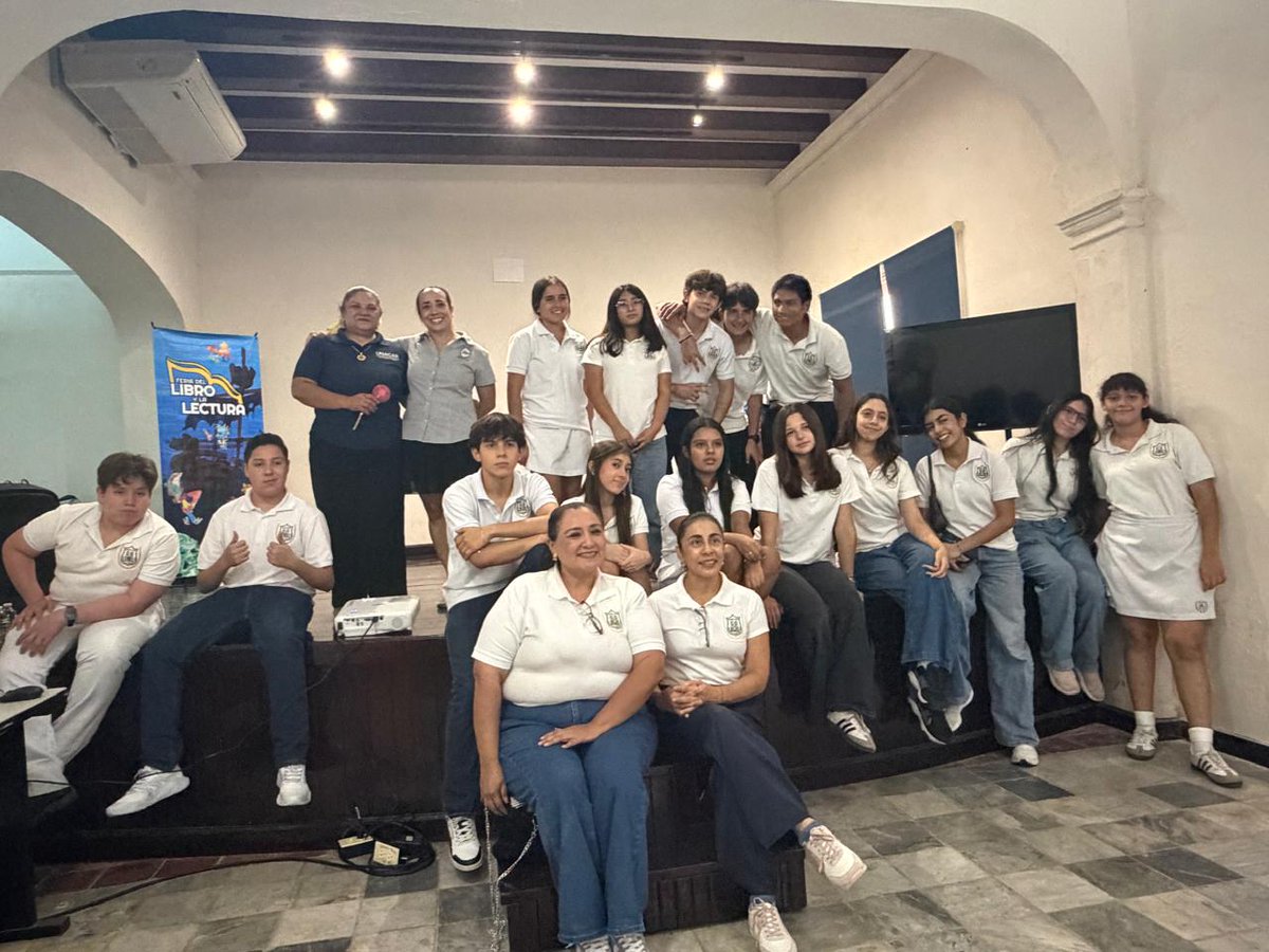 UNACAR's tweet photo. #FotosUNACAR
📸 Las Dras. Melenie Guzmán Ocampo y María José Guillermo Echeverría, presentaron la charla "Voces de la tinta" en la Feria del #Libro y la #Lectura #FELILE 2026.
Las docentes de la Facultad de Ciencias Educativas recomendaron que al leer un texto el lector complete el relato. Toda lectura, explicaron "desplaza el sentido y nos invita a deconstruir el texto".