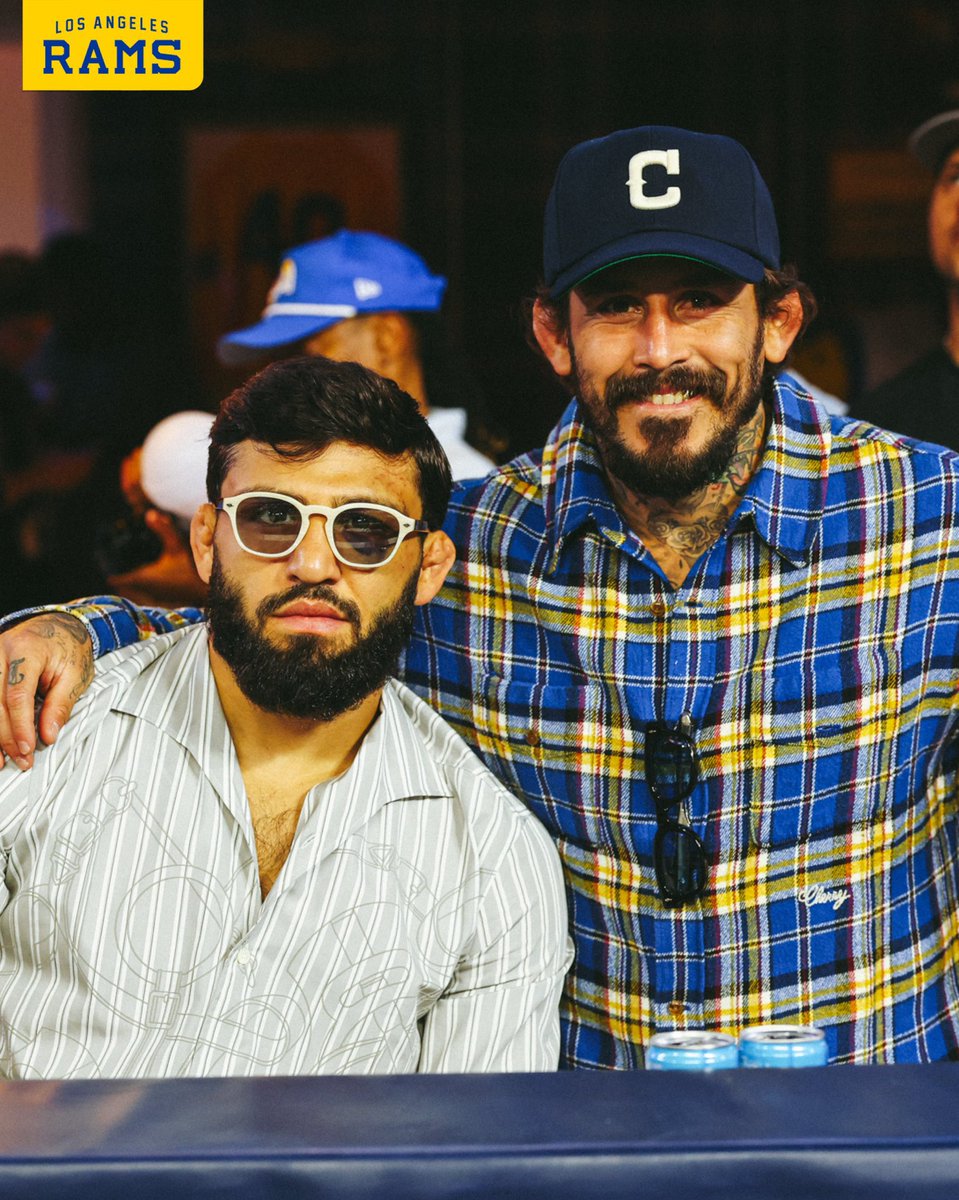 deportes_rpc's tweet photo. ¡Una dupla explosiva en Los Ángeles🏈👊🏻!

Arman Tsarukyan y Marlon “Chito” Vera vieron en acción a Los Angeles Rams, luego de conseguir grandes triunfos en el #UFC331 .

📸 @RamsNFL 

#NFLxRPC https://t.co/v9hrasm6lF