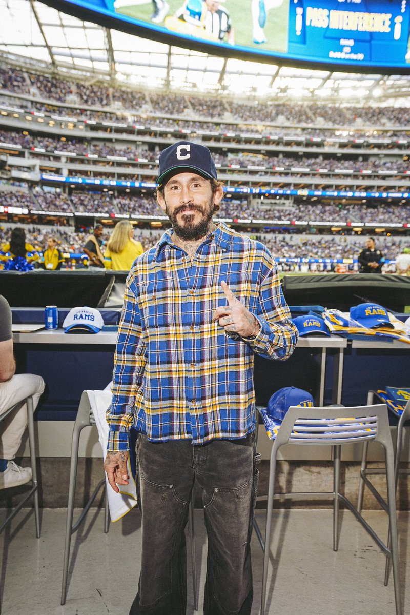 deportes_rpc's tweet photo. ¡Una dupla explosiva en Los Ángeles🏈👊🏻!

Arman Tsarukyan y Marlon “Chito” Vera vieron en acción a Los Angeles Rams, luego de conseguir grandes triunfos en el #UFC331 .

📸 @RamsNFL 

#NFLxRPC https://t.co/v9hrasm6lF