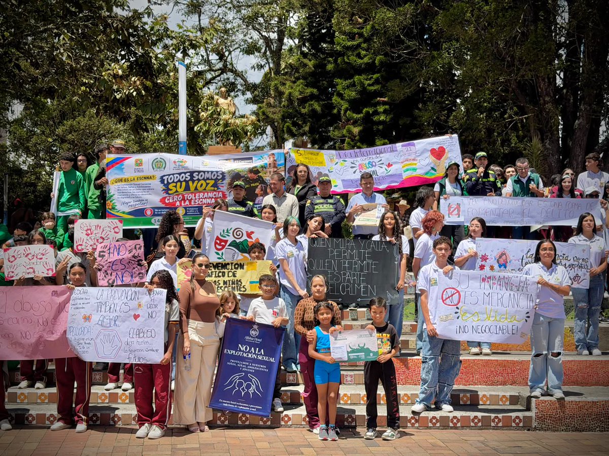 Policiantioquia's tweet photo. En #ElCarmenDeViboral | Nuestro grupo de @ProteccionPonal a la Infancia y Adolescencia se movilizó contra la explotación sexual comercial de niños, niñas y adolescentes. Junto a autoridades, instituciones educativas y prestadores turísticos, fortalecemos la prevención y protección de nuestra niñez. ¡Cero tolerancia frente a la explotación sexual! #JuntosPorAntioquia
