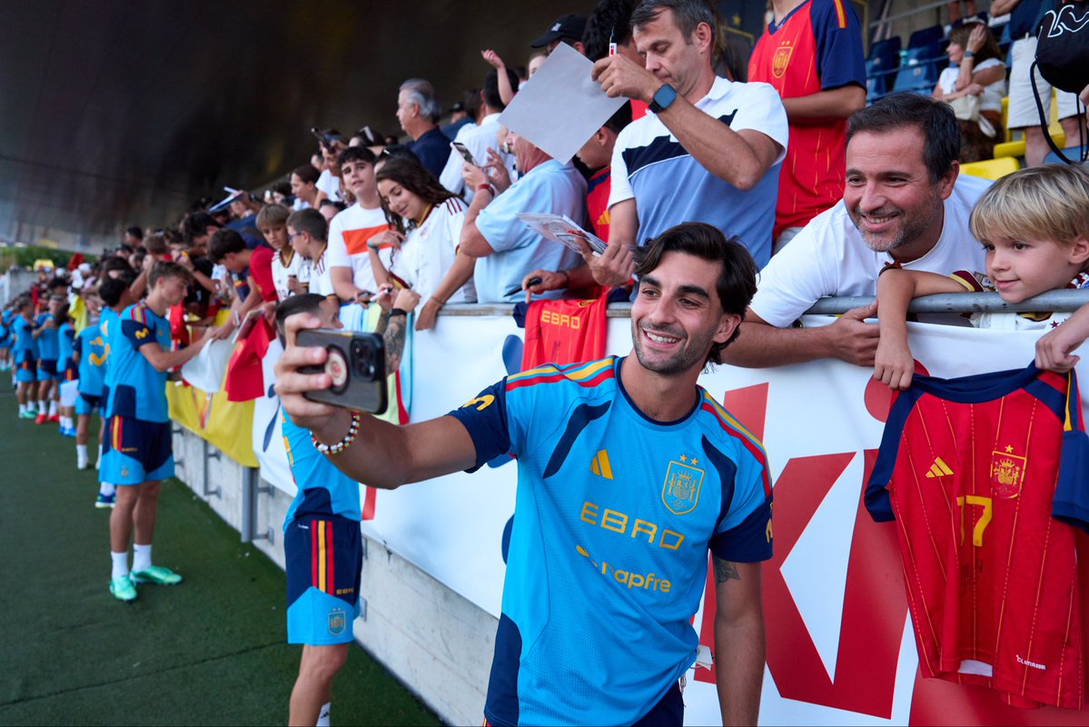 FerranTorres20's tweet photo. 🇪🇸🔙😍 https://t.co/b3FYXoHNQZ