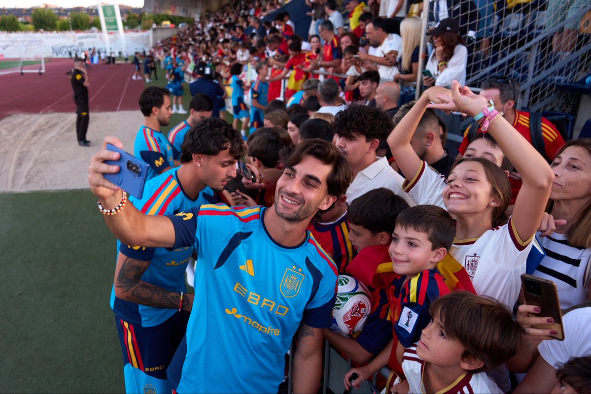 FerranTorres20's tweet photo. 🇪🇸🔙😍 https://t.co/b3FYXoHNQZ