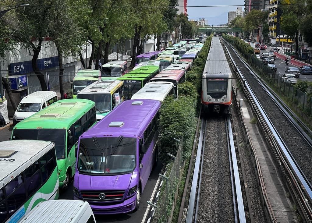 osvaldoags's tweet photo. Otra vez la SEMOVI mostrando su desprecio y odio por el METRO, el transporte público más eficiente, rápido y eficaz para que las ciudades desincentiven el uso de auto. Parece que tienen prohibido promover el metro porque no quieren que la gente les pida que construyan más. 🚇 🚊 https://t.co/JiW3NgeCwd