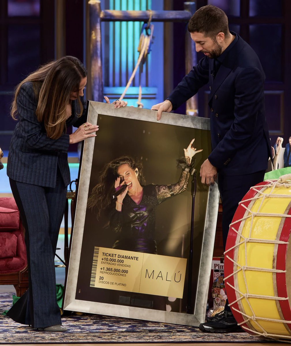 FanClubMalu's tweet photo. 💎 Malú (@_MaluOficial_) recibe el Ticket Diamante tras superar los 10 millones de entradas vendidas, alcanzar más de 1.365 millones de reproducciones y sumar 20 Discos de Platino.

Una trayectoria que la consagra como una de las voces más importantes de la música en español. #LaRevuelta