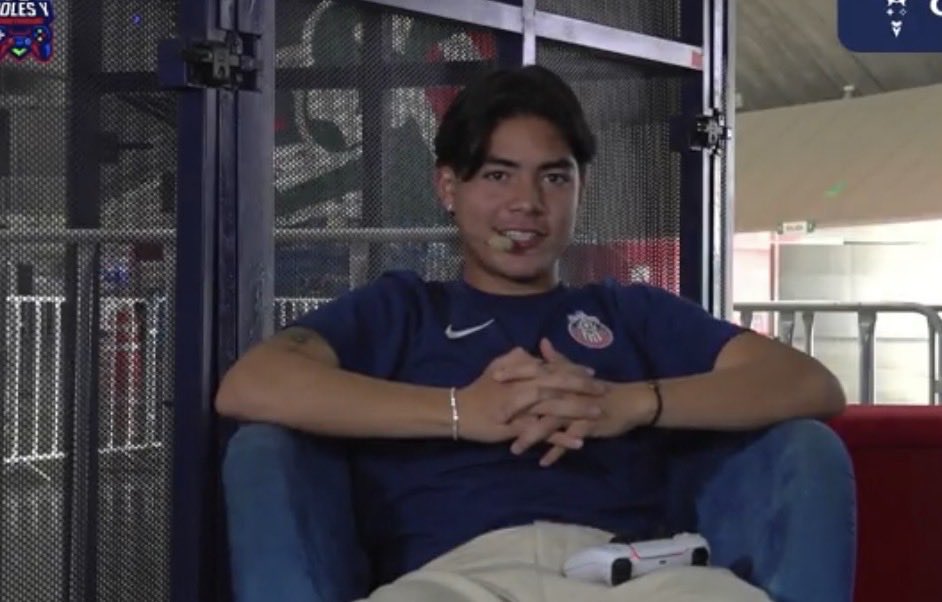 Careless_Ka_Ka's tweet photo. Samir se ve como idol en el live de Chivas esports 😭😭 https://t.co/ARAteK59CD