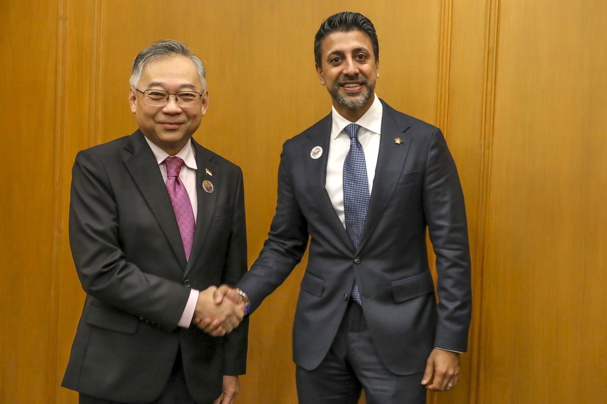 CanadaTrade's tweet photo. In Manila, Minister Sidhu met with @ASEAN partners to build stronger trade and investment partnerships that will mean economic growth and prosperity for Canadians from coast to coast to coast! 🇨🇦🤝🌏

#SupportingCdnBiz
#TradeDiversification https://t.co/i6tb5jCYqg