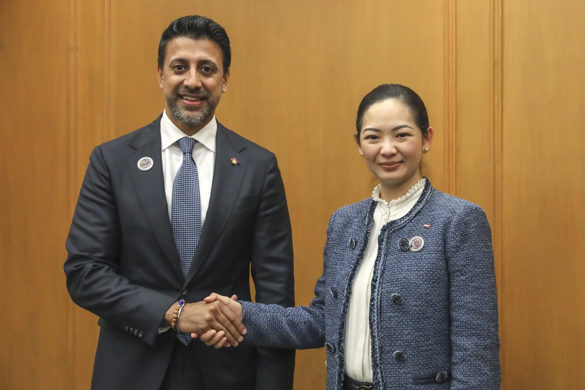 CanadaTrade's tweet photo. In Manila, Minister Sidhu met with @ASEAN partners to build stronger trade and investment partnerships that will mean economic growth and prosperity for Canadians from coast to coast to coast! 🇨🇦🤝🌏

#SupportingCdnBiz
#TradeDiversification https://t.co/i6tb5jCYqg