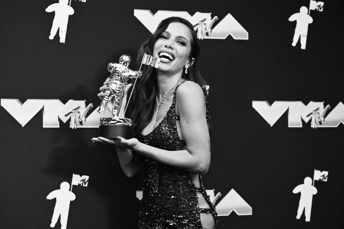 anittasabana's tweet photo. 🚨 Anitta não irá ao #VMAs  deste ano.

 Triste é para nós fãs que gosta de acompanhar ela nessa cerimônia…mas NUNCA irei ficar desprezando uma indicação dela nessa premiação por conta dela não ir! Desde já seguirei VOTANDO nela na categoria do best latin! 💘⚡️💪🏼 SER FÃ É ISSO! https://t.co/zysOMnTWzI