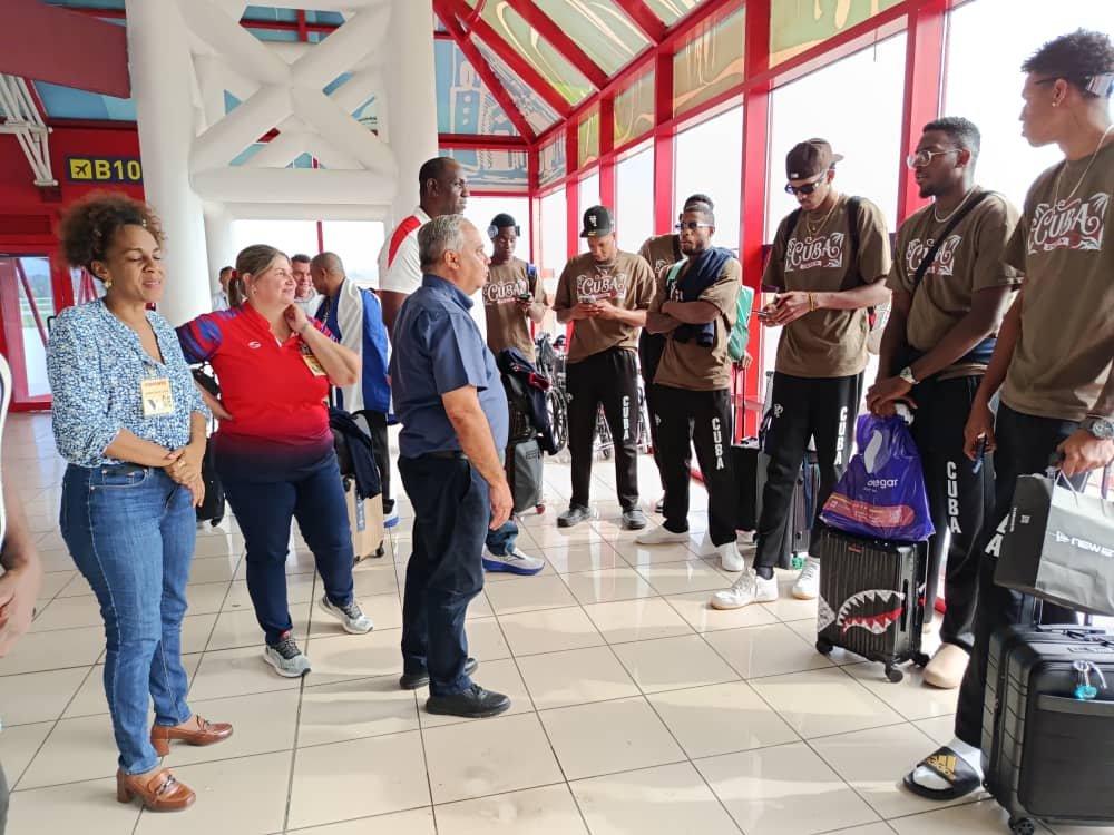 InderCuba's tweet photo. Junto al funcionario del CC del PCC Daniel Baz, el presidente de la Federación Cubana de Voleibol, Osvaldo Martínez, y otros directivos del organismo deportivo, asistió también el director técnico de la selección, Jesús Cruz, llegado en la madrugada con tres atletas. https://t.co/lMs0LwL7pW