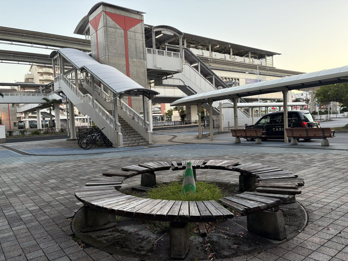 moriokako128's tweet photo. 9月23日沖縄県那覇市🚝晴れ☀️
おはようございます。JR6滞在中は各局ありがとうございました。良い勉強📖になりました。仙台へ戻ってもまたよろしくお願いします。今回の遠征報告は10月のCCBMTにて報告したいと思います。😁✈️お楽しみに🤣
MO局NE局と🚬したベンチより😁👍 https://t.co/Vr063gZHpD