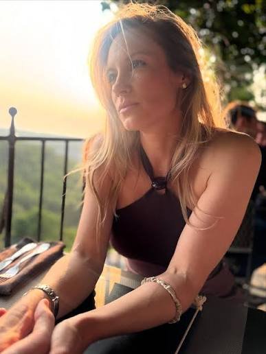 ofcmayabishop's tweet photo. Sitting outside thinking about life and why I'm still single.... https://t.co/Rxf23HzIwG
