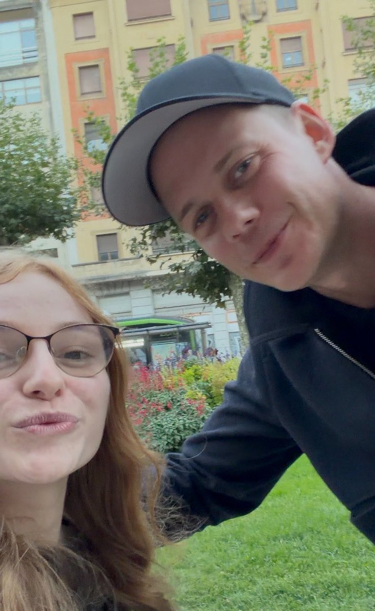 JuliaBlackk's tweet photo. Depois de três dias tendo desencontros com o Bill por causa de MINUTOS, hoje eu finalmente consegui reencontrar ele e outra vez ele foi um amor de pessoa e ainda me reconheceu 🥹❤️.

#billskarsgard https://t.co/jtM9lQiAOM