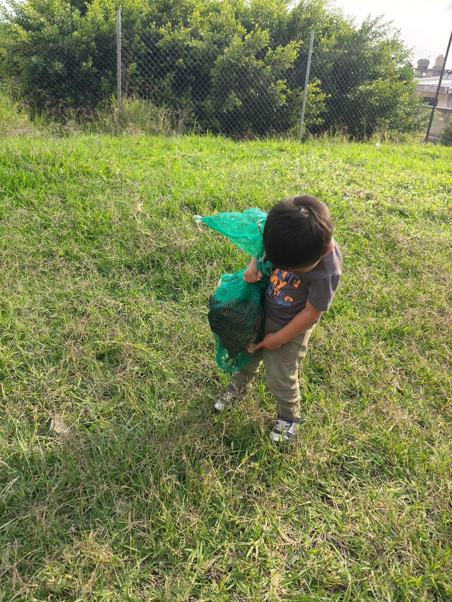 la_andyyssss's tweet photo. tia anea le regaló una gallina al sobrino de mi novio🥰 https://t.co/4dfdG8tId7