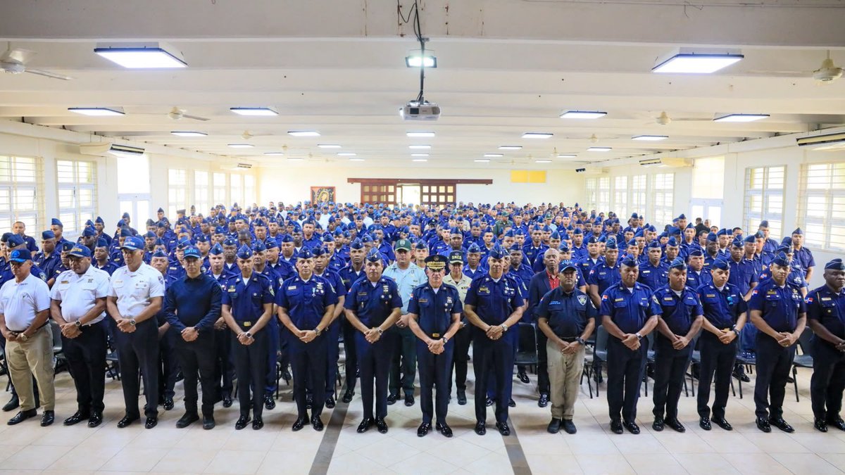 PoliciaRD's tweet photo. Primer mes de gestión del director general de la Policía Nacional se enfoca en presencia, transformación y fortalecimiento institucional

📰 Amplíe: https://t.co/1kJXcbeDJZ https://t.co/UiOSCZFUVv