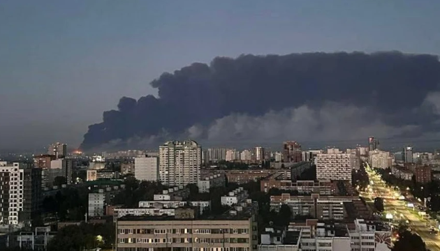 esp_ukrinform's tweet photo. Zelensky comparte imágenes de la destrucción de dos refinerías en Rusia: Ucrania está devolviendo la guerra a su origen
#DeepStrike #war #guerra #UkraineRussiaWar #defense #defensa
https://t.co/IommM5nTMT https://t.co/OctnKG9dKP