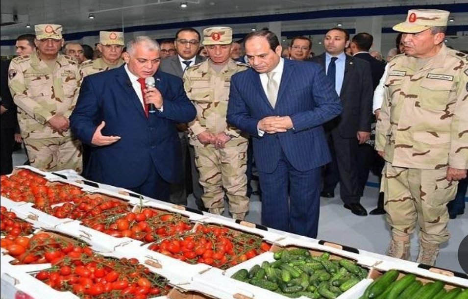 HmamTywr's tweet photo. @AlsisiOfficial 😂 😂 😂 نحنا معاااك لغاية ماتفتح سوبر ماركت كبيره بدال التلاجه الي مفيهاش غير ميه لعشر سنين يمعرص https://t.co/c3Q6GAkEhq
