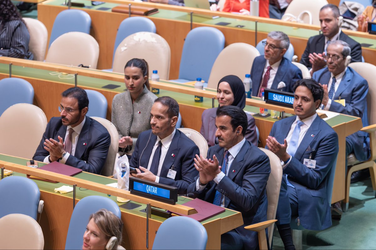 MBA_AlThani_'s tweet photo. عكس خطاب سمو الأمير المفدى أمام الجمعية العامة للأمم المتحدة نهجاً راسخاً في مسيرة قطر، أرسى دعائمه قادتها منذ التأسيس، وصولاً إلى والدنا الشيخ حمد بن خليفة آل ثاني، طيب الله ثراه، مؤسس قطر الحديثة وباني نهضتها. نهجٌ يجمع بين الثبات على المبادئ والمرونة في مواجهة التحديات. وتواصل قطر، بقيادة سمو الأمير، السير على هذا النهج في حماية مصالحها الوطنية، والوساطة بين الأطراف، والسعي إلى السلام والاستقرار لصالح الإنسانية جمعاء.