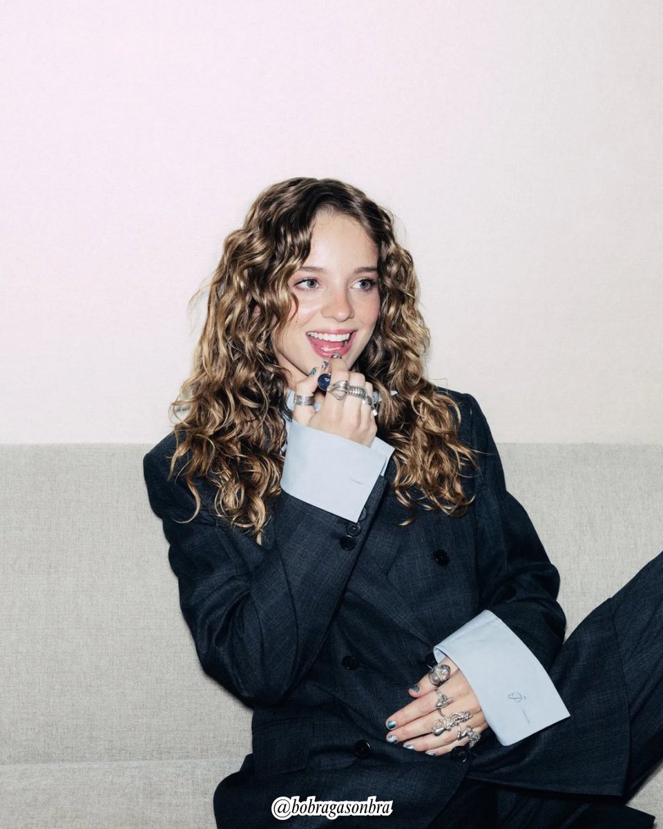 bobragasonbra's tweet photo. 🚨 Bo Bragason contou à British Vogue que se sente mais atraída por peças “oversized” e que Billie Eilish, uma de suas artistas favoritas, a inspira muito em seu estilo atual. 🔥🩵

Bo disse que também se sente perfeitamente à vontade usando minissaia ou uma blusa mais justa:

“Se eu me sinto estilosa, então me sinto bem.”