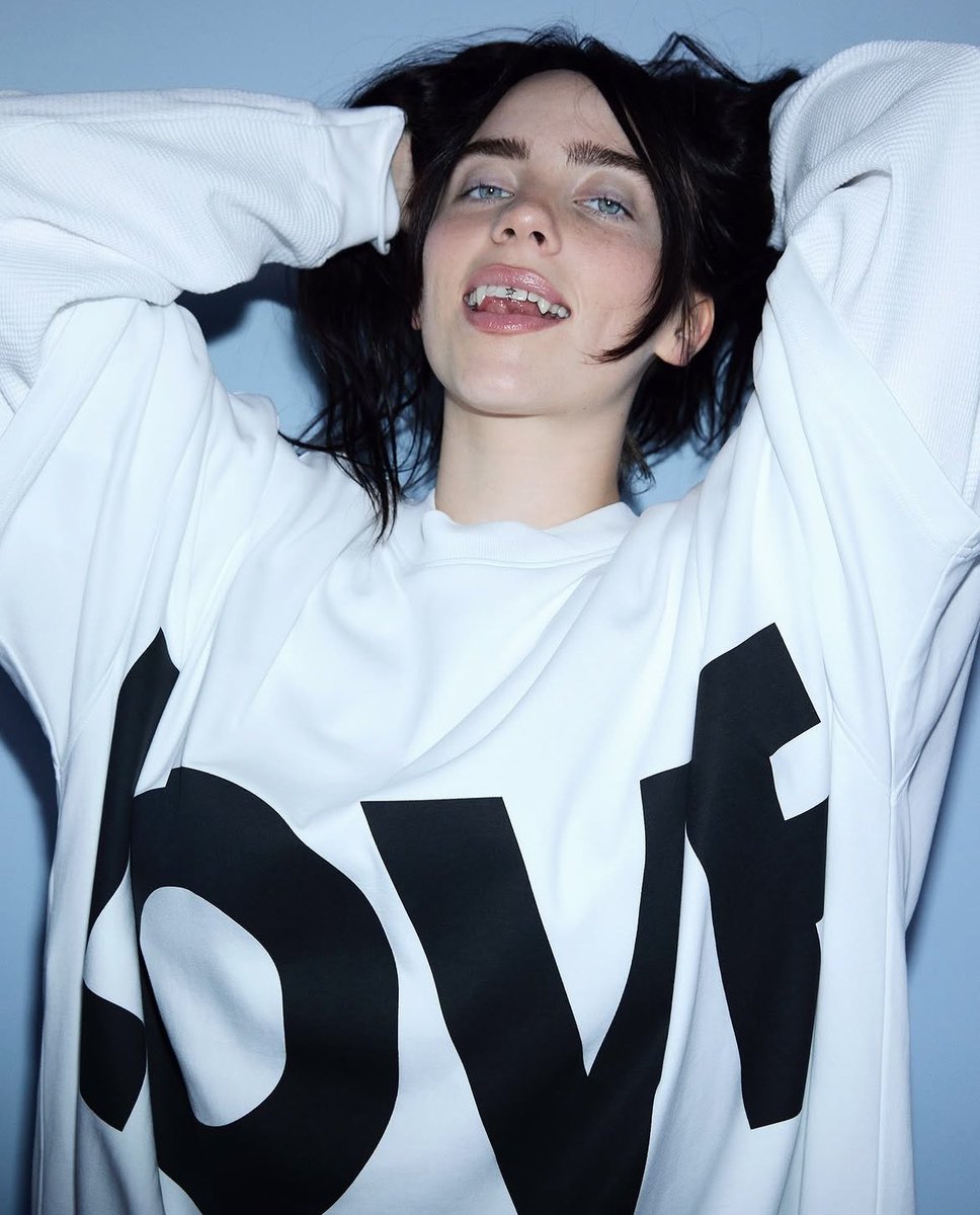bobragasonbra's tweet photo. 🚨 Bo Bragason contou à British Vogue que se sente mais atraída por peças “oversized” e que Billie Eilish, uma de suas artistas favoritas, a inspira muito em seu estilo atual. 🔥🩵

Bo disse que também se sente perfeitamente à vontade usando minissaia ou uma blusa mais justa:

“Se eu me sinto estilosa, então me sinto bem.”