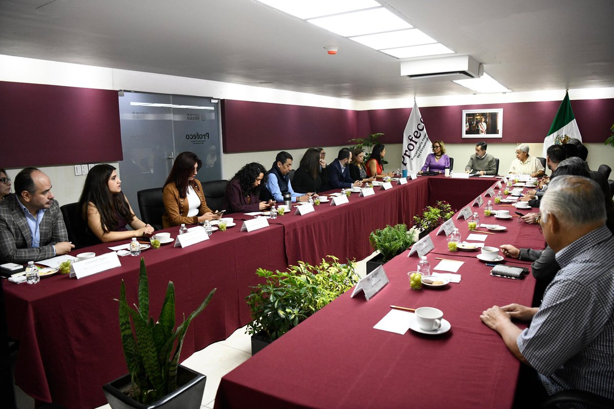 ivan_escalante's tweet photo. Hoy firmamos un convenio de colaboración con la @CdeAbastoCDMX, este nos permitirá asesorarles sobre los servicios que la @Profeco tiene para los proveedores, difundir información que apoye a las personas consumidoras en sus compras y, a solicitud de los comerciantes, se calibrarán las básculas. 
Agradezco mucho a Mónica Pacheco por todas las facilidades que nos ha dado para hacer el monitoreo de precios de los productos de la canasta básica.