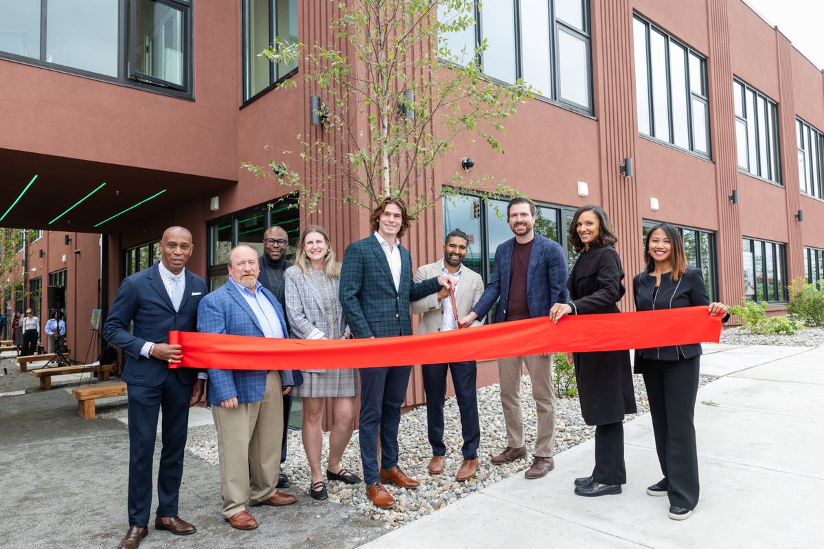 CityofDetroit's tweet photo. Corktown now has a restored vision 👓. 

A 1933 warehouse, formerly an eyeglass and mirror manufacturer has been redeveloped into loft-style apartments, 14 of which are residential units for households earning up to 80% of the area median income.

Steps away from Michigan Central Station and the Joe Louis Greenway, Bagley Vision’s name pays tribute to the Detroit Mirror and Glass Company, that once operated on the site. The building features ground-floor retail and dining, and a landscaped outdoor gathering space.