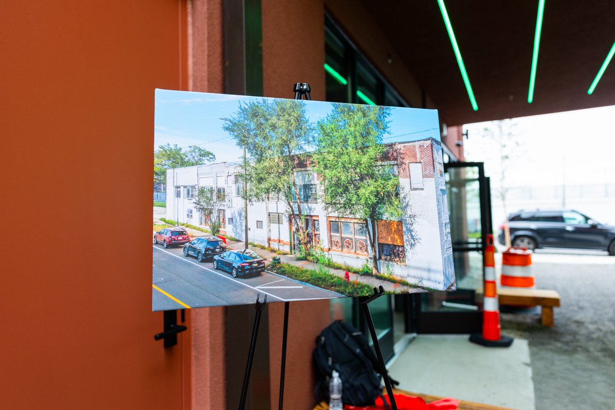 CityofDetroit's tweet photo. Corktown now has a restored vision 👓. 

A 1933 warehouse, formerly an eyeglass and mirror manufacturer has been redeveloped into loft-style apartments, 14 of which are residential units for households earning up to 80% of the area median income.

Steps away from Michigan Central Station and the Joe Louis Greenway, Bagley Vision’s name pays tribute to the Detroit Mirror and Glass Company, that once operated on the site. The building features ground-floor retail and dining, and a landscaped outdoor gathering space.