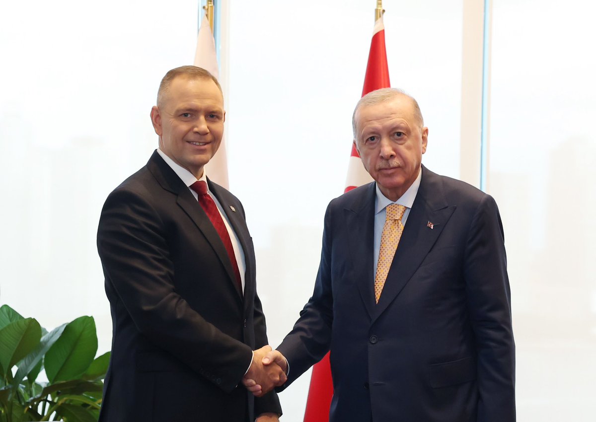 iletisim's tweet photo. Cumhurbaşkanımız Sayın Recep Tayyip Erdoğan, Birleşmiş Milletler 81. Genel Kurulu #ErdoganTheVoiceOfJustice (Adaletin Sesi Erdoğan) için bulunduğu New York’taki Türkevi’nde Polonya Cumhurbaşkanı Karol Nawrocki ile bir görüşme gerçekleştirdi.

Görüşmede Türkiye-Polonya ikili ilişkileri ile bölgesel ve küresel konular ele alındı.

Cumhurbaşkanı Erdoğan, Türkiye ve Polonya arasındaki ticaret hacmini artıracak adımlar atmanın faydalı olacağını, savunma sanayii başta olmak üzere birçok alanda iş birliğini ileri taşımak için çalışmalar yürütüldüğünü ifade etti.

Cumhurbaşkanımız, Türkiye olarak Rusya-Ukrayna Savaşı’nın sona ermesi için gayret gösterdiğimizi, özellikle Karadeniz’deki seyrüsefer güvenliği için çalıştığımızı belirtti.

Cumhurbaşkanı Erdoğan, Gazze’de barış ve huzurun hakim olması için uluslararası toplumun iki devletli çözüme desteğinin sürmesinin önemli olduğunu ifade etti.

Cumhurbaşkanımız, Polonya Cumhurbaşkanı Nawrocki’yi Antalya’da düzenlenecek COP31 Liderler Zirvesi’ne de davet etti. 

Cumhurbaşkanımıza görüşmede Adalet Bakanı Akın Gürlek, Cumhurbaşkanlığı İletişim Başkanı Burhanettin Duran, MHP Genel Başkan Yardımcısı İsmail Özdemir, Cumhurbaşkanlığı Savunma Sanayii Başkanı Haluk Görgün, Cumhurbaşkanı Dış Politika ve Güvenlik Başdanışmanı Akif Çağatay Kılıç ile Cumhurbaşkanlığı Güvenlik ve Dış Politikalar Kurulu Başkanvekili Büyükelçi Çağrı Erhan eşlik etti.
