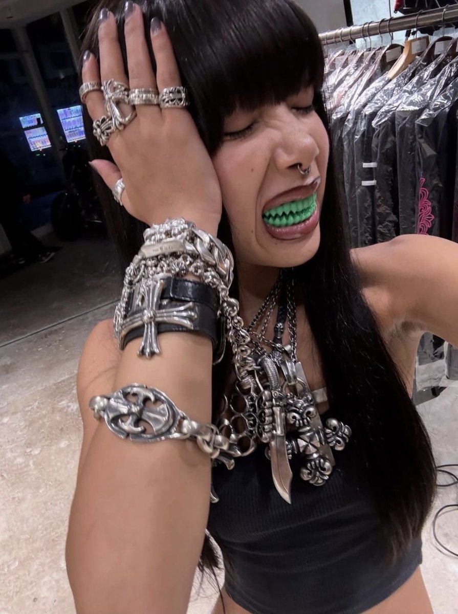 musicaholic___'s tweet photo. Molly Santana and her grills https://t.co/m0FairthGV
