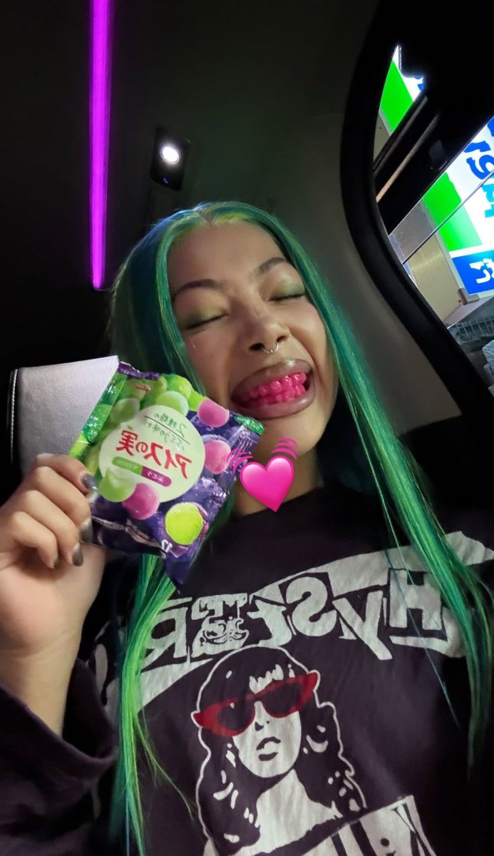musicaholic___'s tweet photo. Molly Santana and her grills https://t.co/m0FairthGV