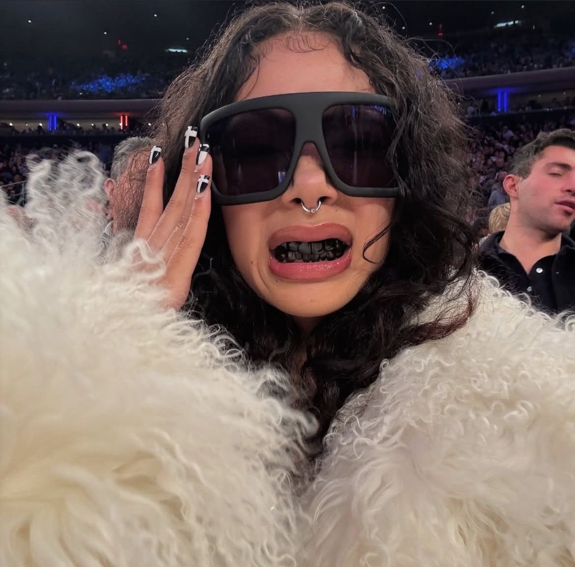 musicaholic___'s tweet photo. Molly Santana and her grills https://t.co/m0FairthGV