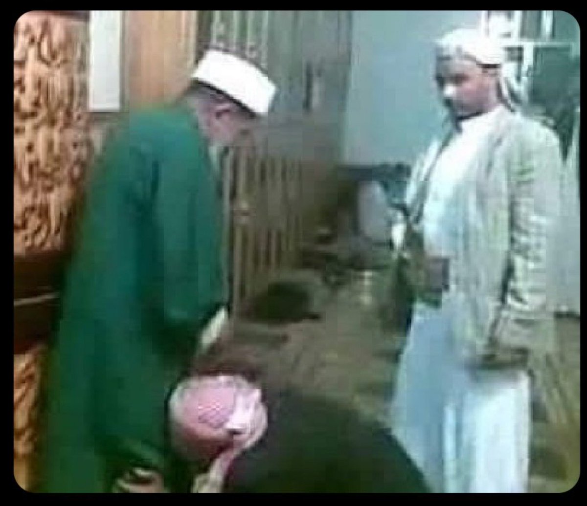 Shaddad1124's tweet photo. تاريخ قبيلة همدان أبناء المستـقعات ..
في الماضي كانوا يكرمون الضـيفان بخـواتهم لكي يمارسون الضيـفان الـزنا بخـوات الهمدانيين كما قال سيدهم الرسي رحمه الله يعني تاريخـهم كله ديـاثه ..
وفي الحاضر يقـبلون احـذيه اسيـادهم المتوردين ..
هذه تاريخ الهمدانيين  باختصار https://t.co/gxkcPVvnmJ